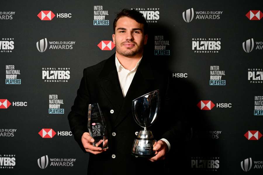 Antoine Dupont avec son trophée de meilleur joueur du monde à 7 et celui de membre de la meilleure équipe de la saison