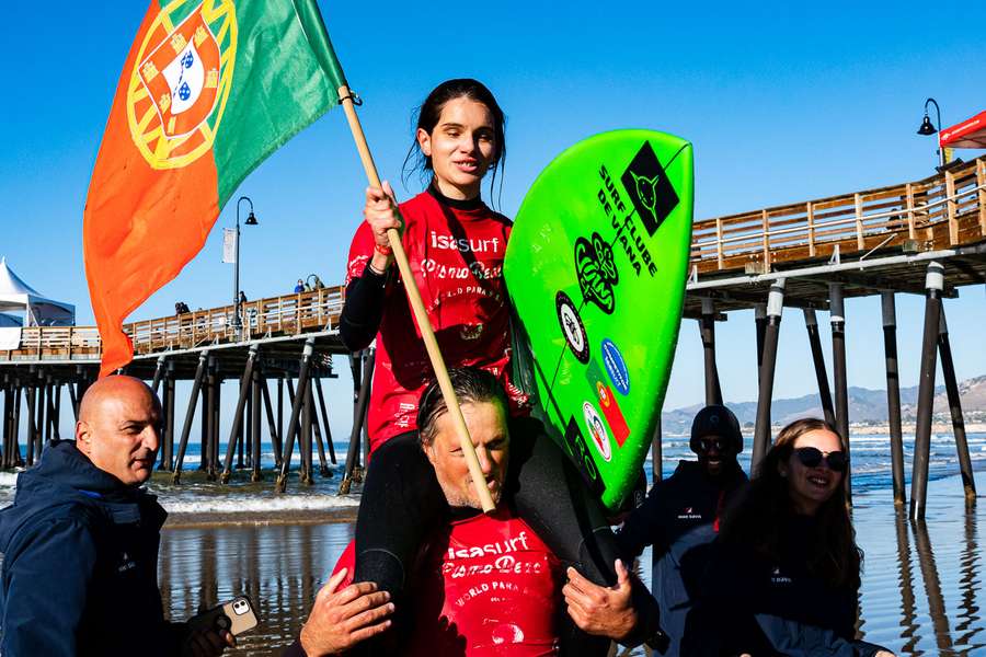 Marta Paço, tetracampeã mundial da Associação Internacional de Surf (ISA) na classe adaptada VI-1, para cegos