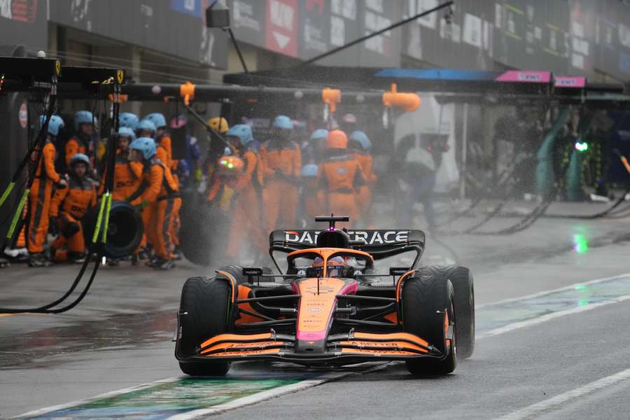McLaren pide severas sanciones deportivas y económicas contra Red Bull y Aston Martin