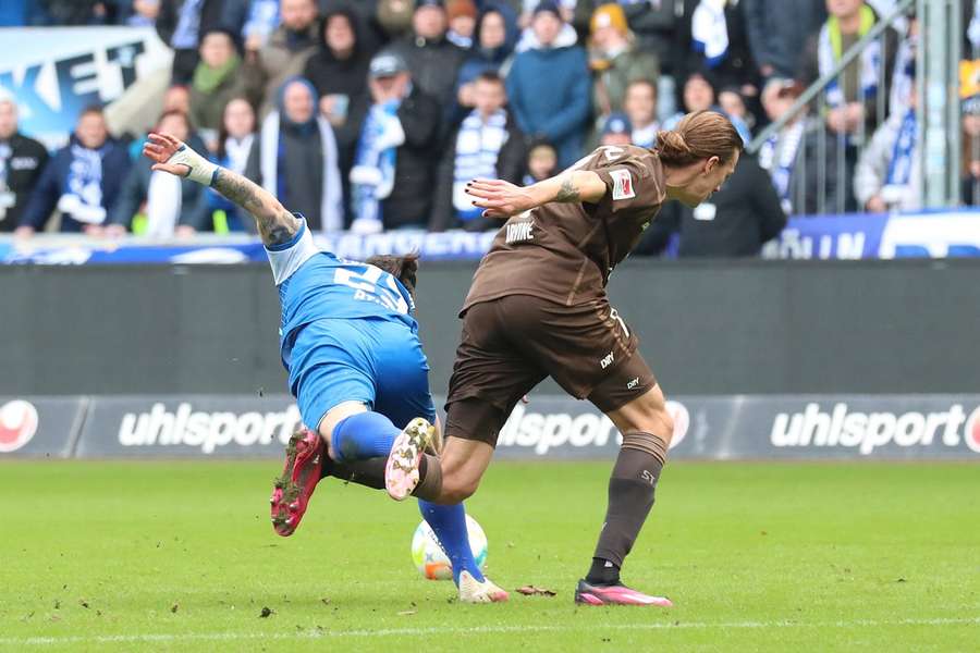 Die Torschützen Jackson Irvine (St. Pauli) und Baris Atik (Magdeburg) im Zweikampf