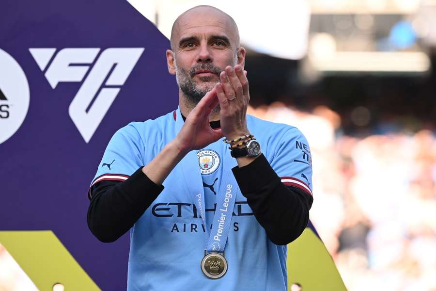 Pep Guardiola comemora seu terceiro título consecutivo da Premier League