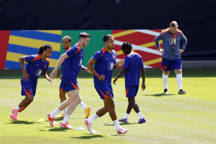 De spelers van Oranje komen fit over op de training