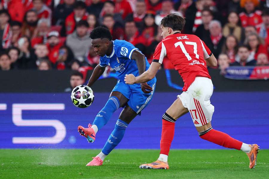 Vinícius, en el momento de lanzar para marcar su gol al Benfica Vinícius, en el momento de lanzar para marcar su gol al Benfica