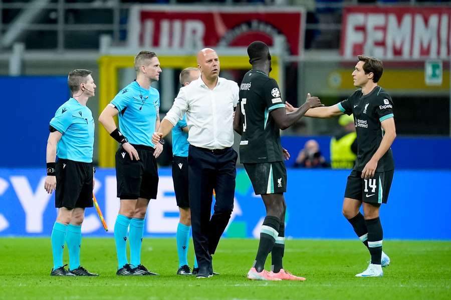 Arne Slot e Federico Chiesa a San Siro alla fine del match contro il Milan