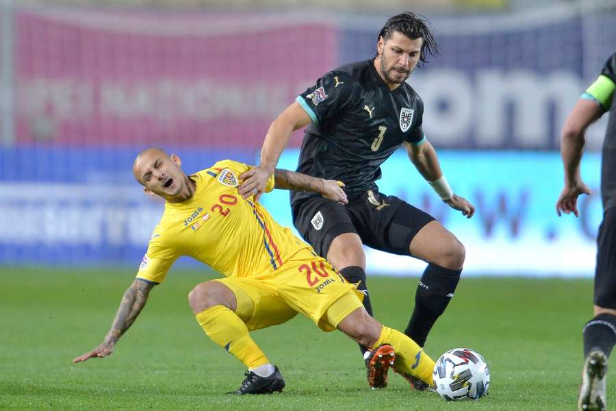 Alex Mitriță, în duel cu Aleksandar Dragovic, în timpul partidei România - Austria din Nations League, încheiată cu scorul de 0-1 (14 octombrie 2020)