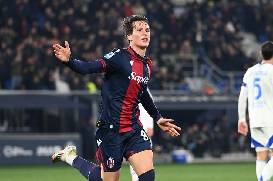 Giovanni Fabbian świętuje zdobycie bramki dla Bologny