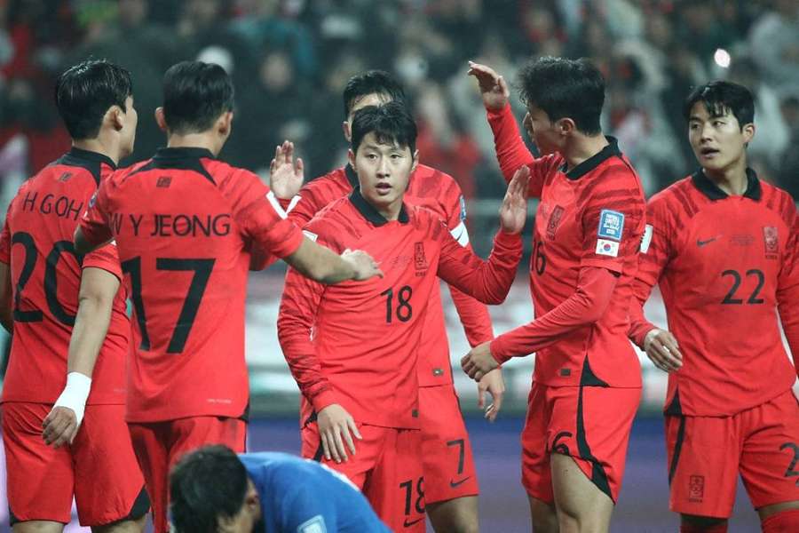 Kang-in Lee felicitado pelos seus companheiros de equipa contra Singapura.