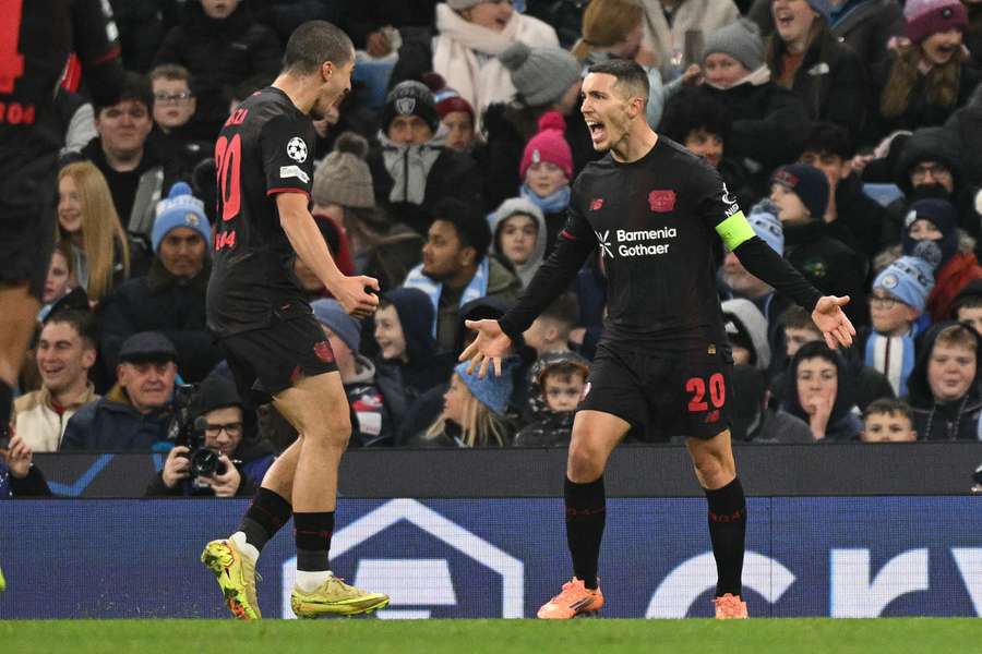 Kapitän Grimaldo (r.) erzielte das erste Tor für Leverkusen