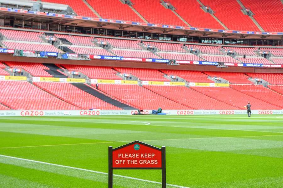 League Cup-finalen er den første kamp i 35 år, hvor det er tilladt at stå op i England