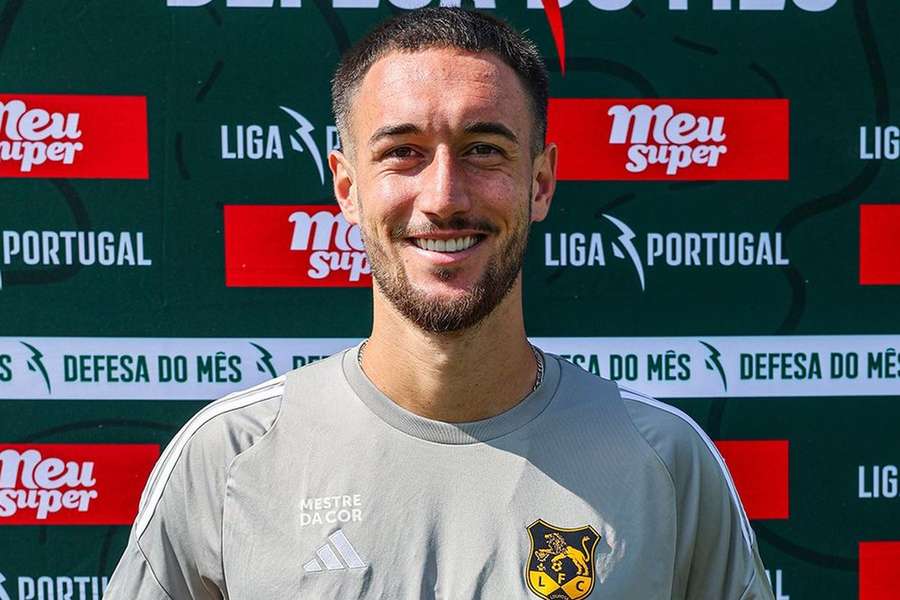 Dylan Collard com o prémio de defesa do mês