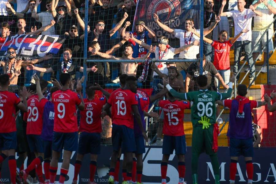 Jogadores do Trofense em comunhão com os adeptos