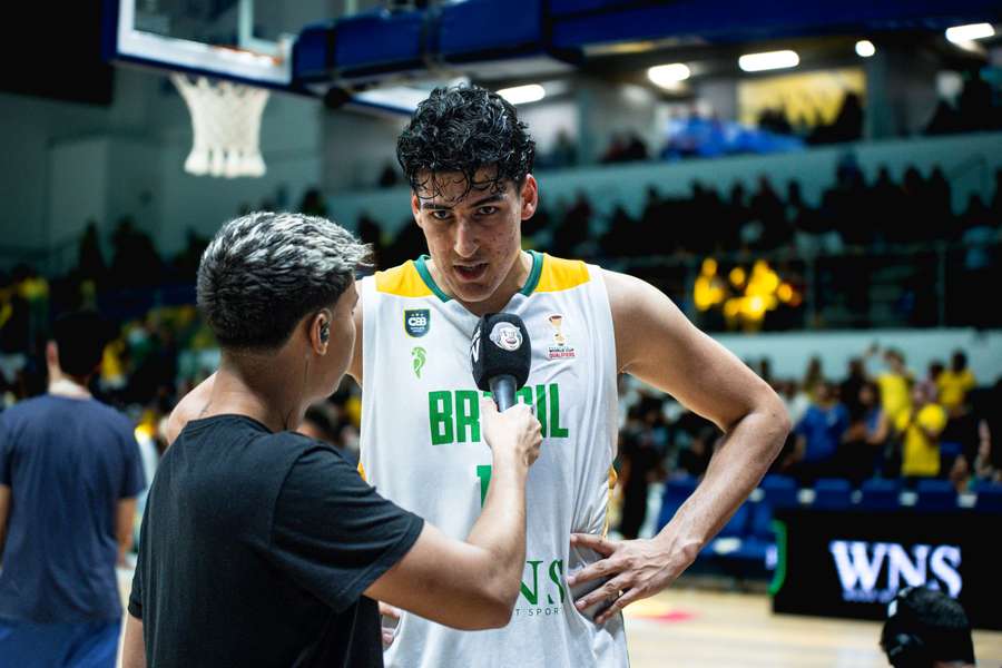 Wini Silva durante entrevista à CazéTV