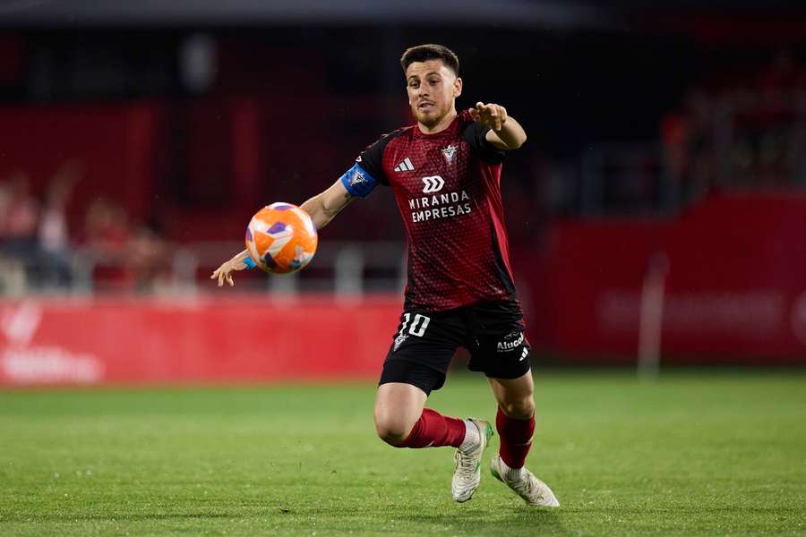 El Mirandés sigue en estado de gracia y golpea primero en la final del ascenso (1-0)