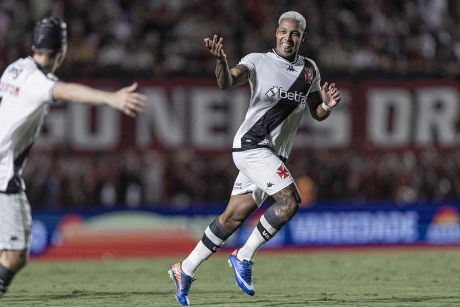 David marcou o gol da vitória vascaína sobre o Atlético-GO, no Antonio Accioly