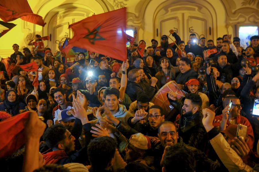 Des drapeaux marocains brandis par des Tunisiens.