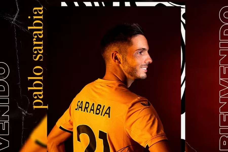 Pablo Sarabia foi apresentado como reforço do Wolverhampton esta terça-feira