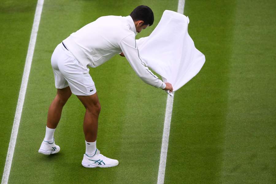 Em jogo de quase 5 horas, Alcaraz supera Djokovic e é campeão de Wimbledon