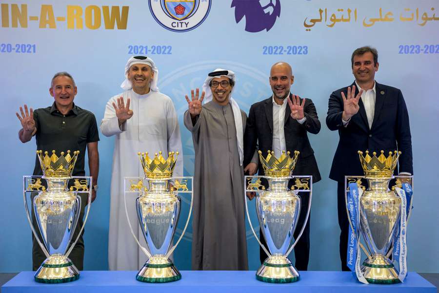 Mansour bin Zayed Al-Nahyan, o dono do grupo City, celebra o sucesso do Manchester de Guardiola