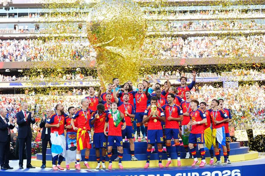 España recibe la copa que la acredita como campeona del Mundo en 2026 España recibe la copa que la acredita como campeona del Mundo en 2026