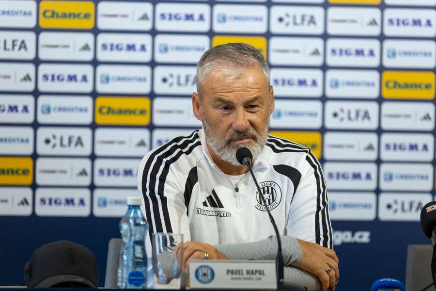 Trenér Sigmy Olomouc Pavel Hapal má jasno, jeho tým se musí výhrou omluvit fanouškům. Trenér Sigmy Olomouc Pavel Hapal má jasno, jeho tým se musí výhrou omluvit fanouškům.