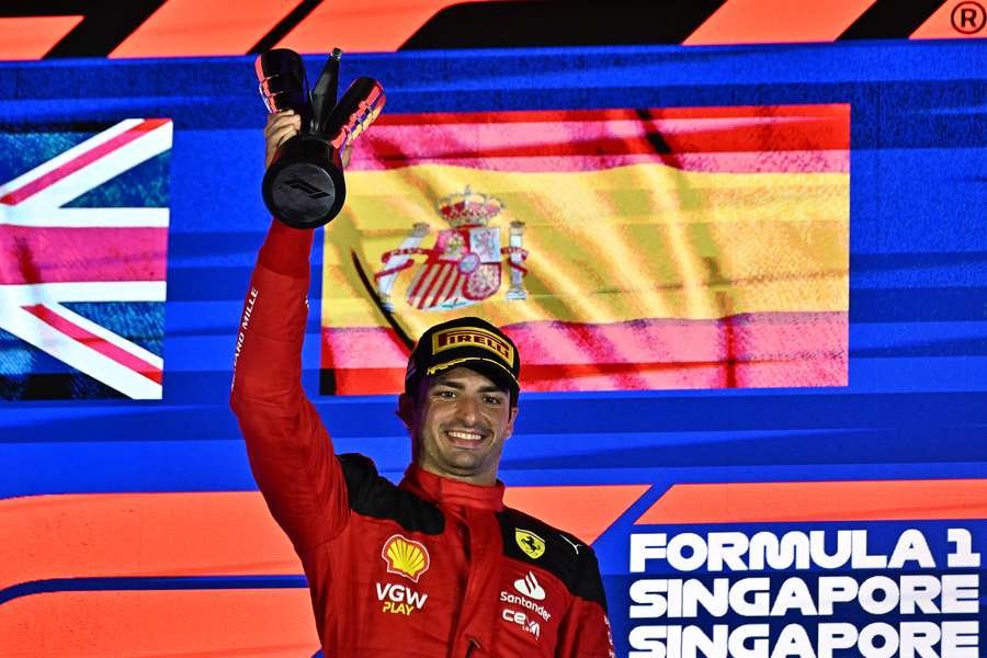 Carlos Sainz, victorios în cursa din Singapore. Carlos Sainz, victorios în cursa din Singapore.