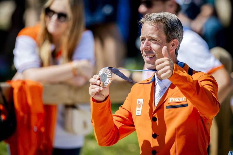 Maikel van der Vleuten hield het niet droog bij de medaille-uitreiking