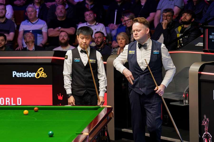 Zhao Xintong (à g.) perd une avance de 3:0 contre Shaun Murphy (à d.).