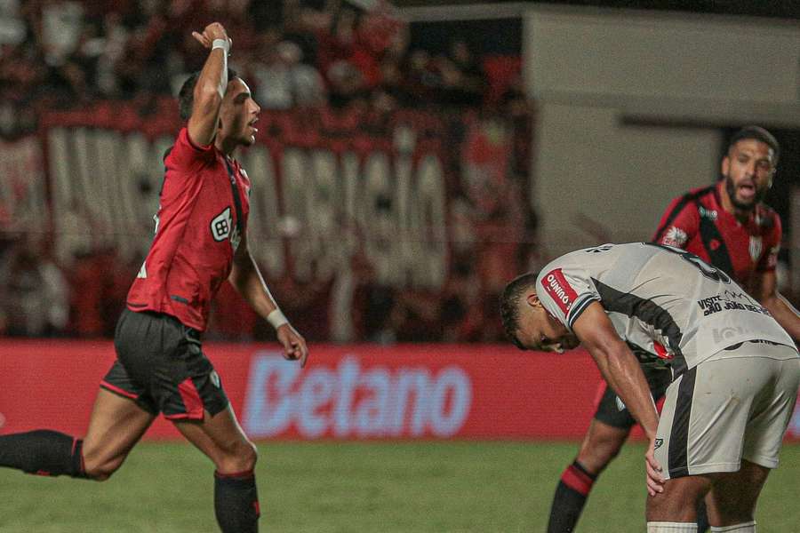 O Atlético-GO superou o Athletic em jogo eletrizante