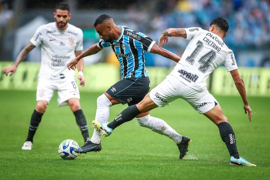 Grêmio perdeu força com derrota em casa para o Corinthians