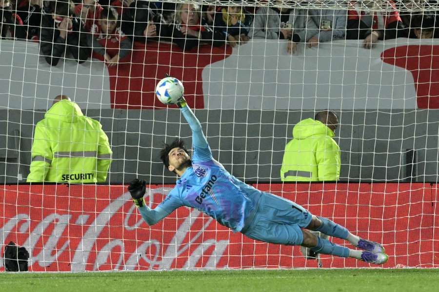 Rossi se estica para fazer a defesa em disputa de pênaltis contra o Estudiantes