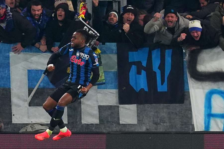 Lookman fez o gol da vitória em Atalanta 2x1 Milan