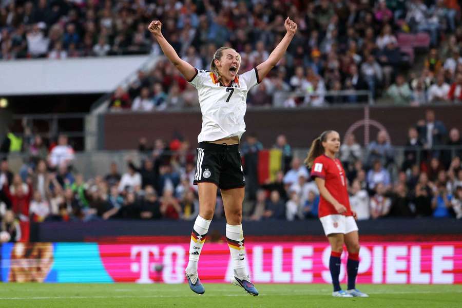 Marie Müller bejubelt ihr Tor zum 1:0 für die DFB-Auswahl
