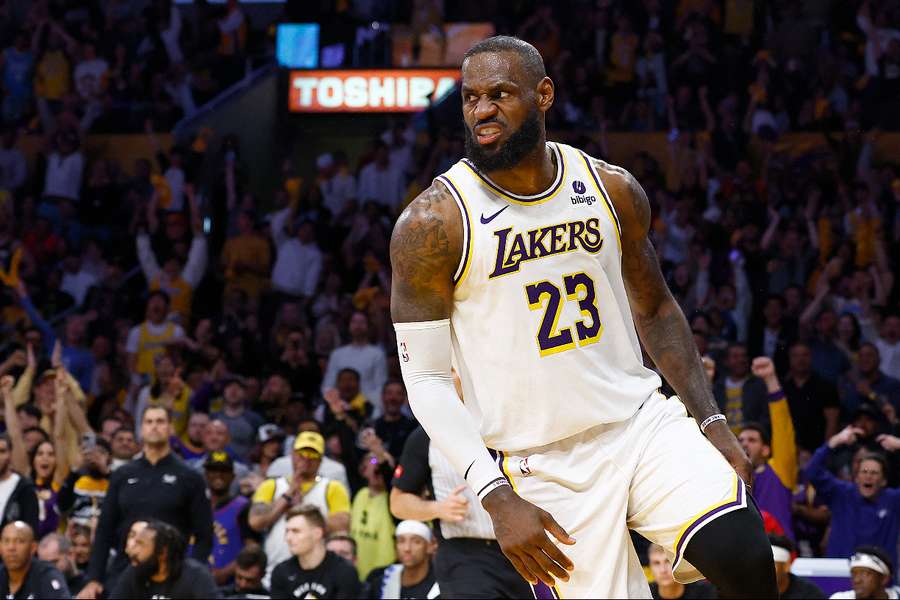 LeBron James van de LA Lakers na een slamdunk tegen de Denver Nuggets