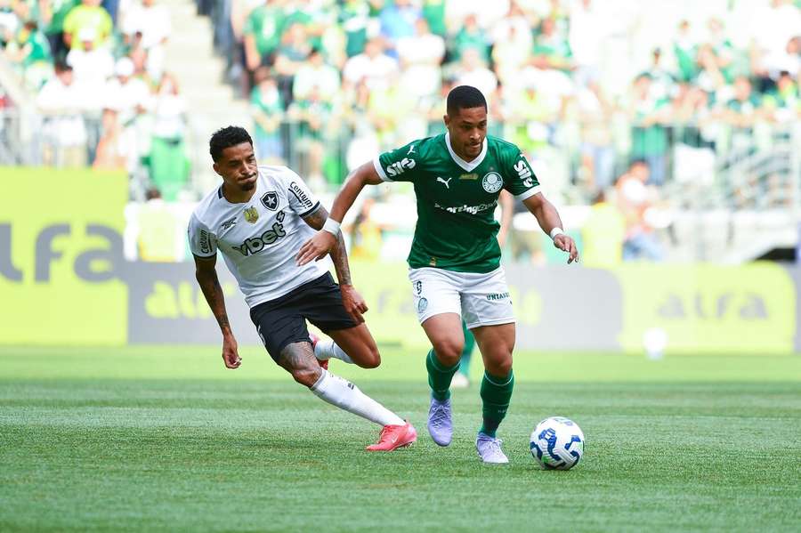 Vitor Roque, del Palmeiras, durante el partido contra el Botafogo