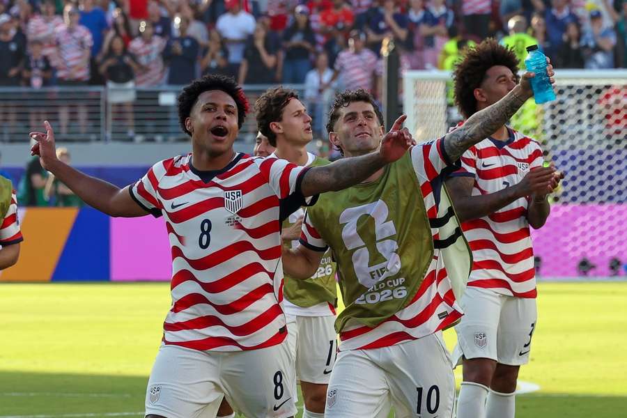 Pulisic și McKenny sărbătoresc victoria Pulisic și McKenny sărbătoresc victoria