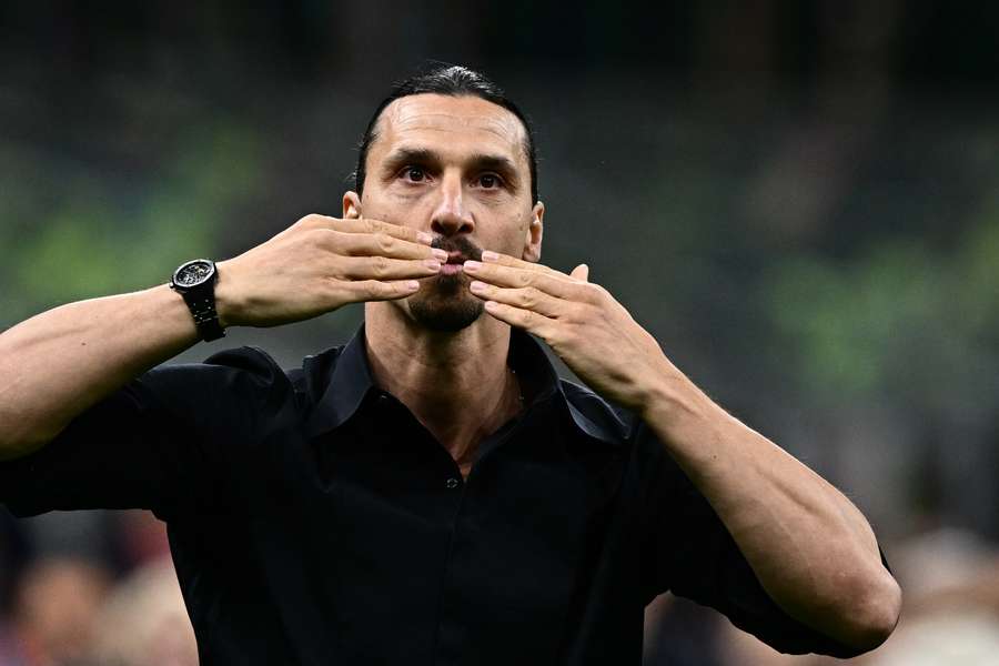 Ibrahimovic tijdens de ceremonie na de wedstrijd van AC Milan tegen Verona