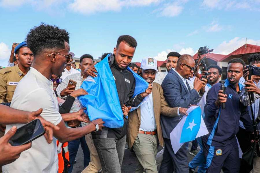 Omar Abdulkadir Artan foi recebido como herói em Mogadíscio Omar Abdulkadir Artan foi recebido como herói em Mogadíscio