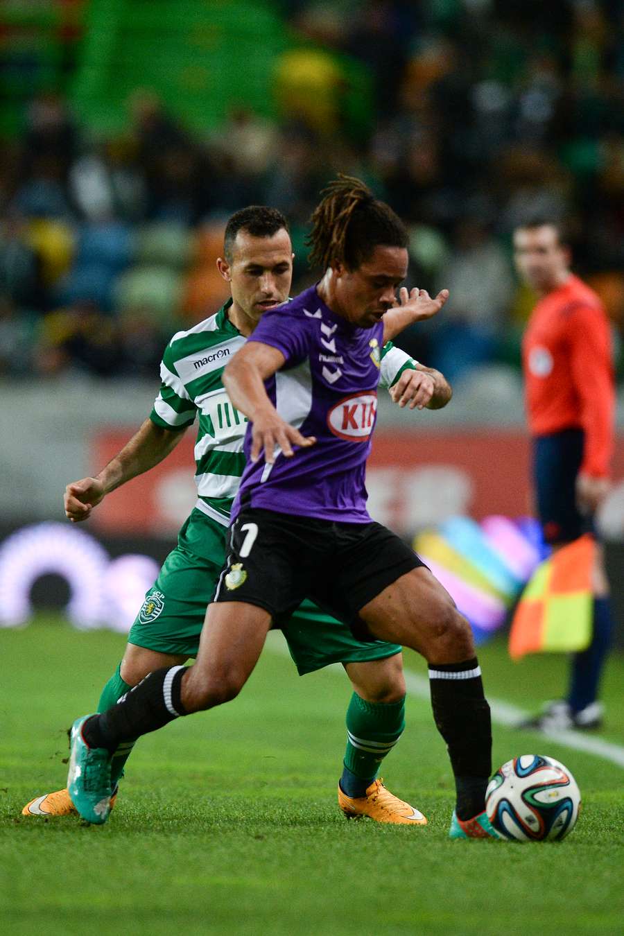 Manú, en un duelo con Jefferson en un Sporting-Vitória FC en 2014