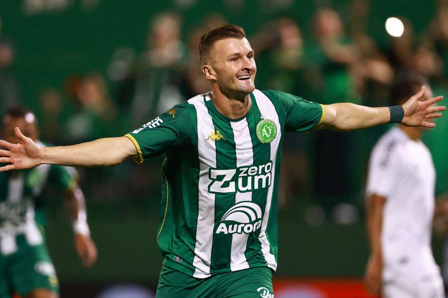 Chapecoense abriu placar com Walter Clar, de pênalti Chapecoense abriu placar com Walter Clar, de pênalti