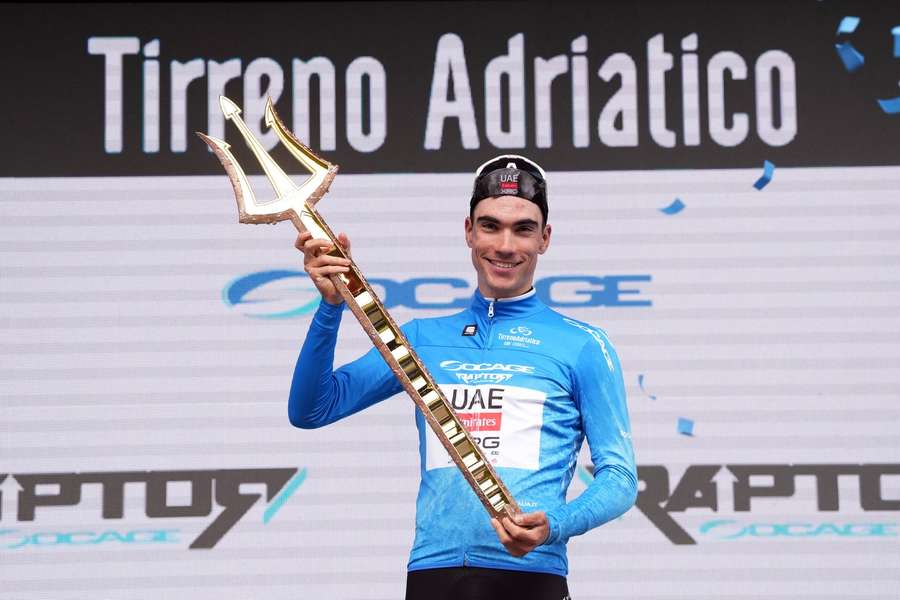 Ayuso s trofejí pro vítěze.
