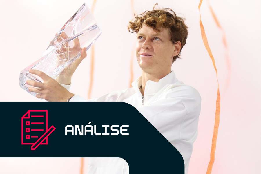 Jannik Sinner segura o seu troféu depois de vencer o jogo da final de singulares masculinos contra Jiri Lehecka