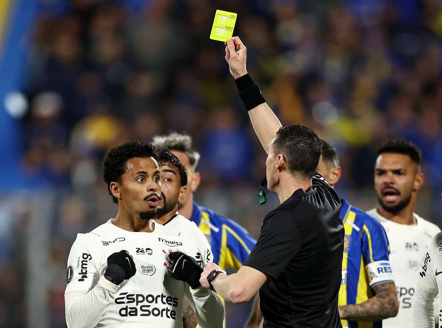 Allan deixou o Corinthians com 10 em campo na reta final Allan deixou o Corinthians com 10 em campo na reta final
