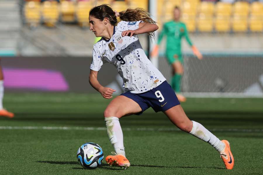 USA's midfielder #09 Savannah Demelo runs with the ball