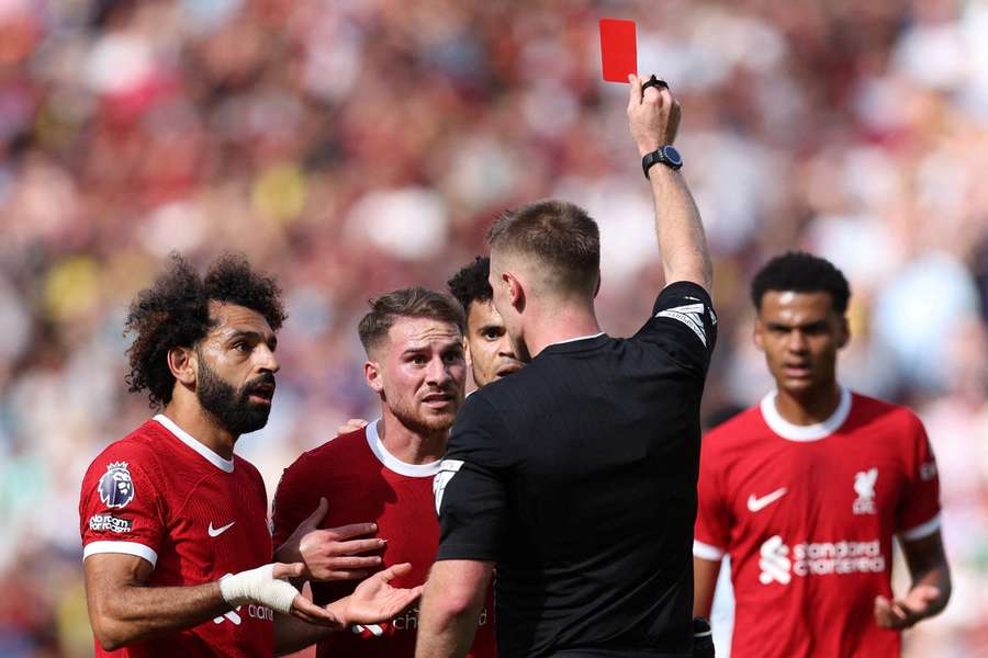 Os jogadores do Liverpool reagem ao cartão vermelho de Mac Allister contra o Bournemouth