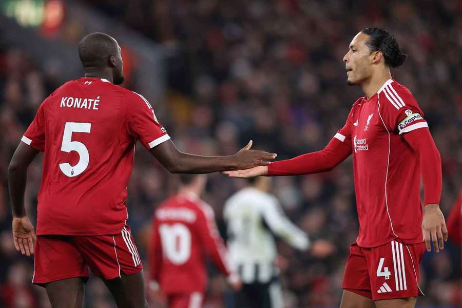 Van Dijk y Konate, chocando la mano