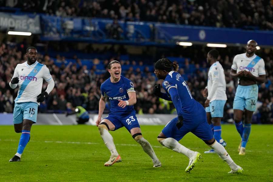 Madueke zariadil tri body pre Chelsea z penalty.