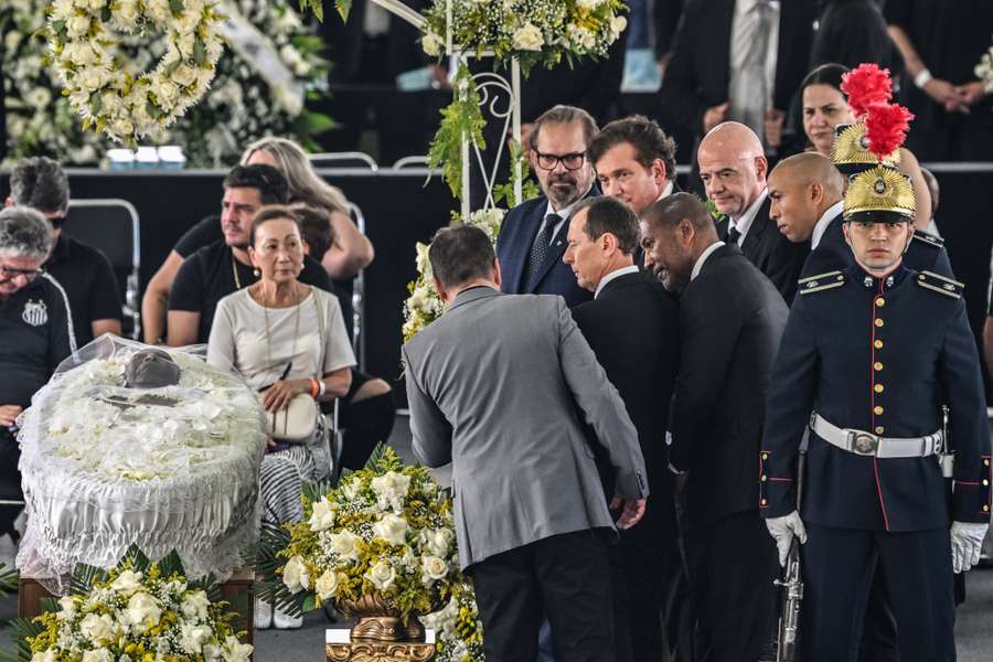Pelé: nello stadio del Santos è iniziata la veglia funebre, presente anche Infantino