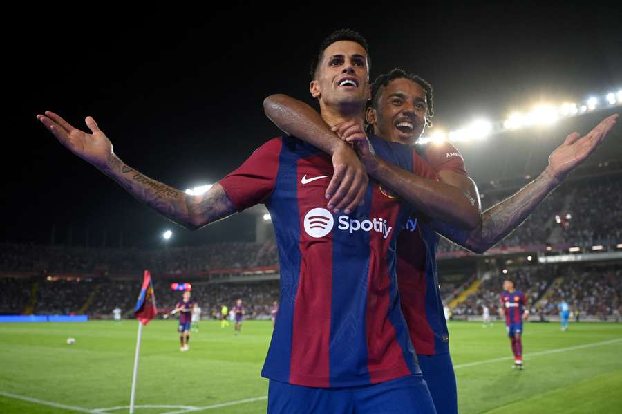 Cancelo y Koundé celebran el último gol.