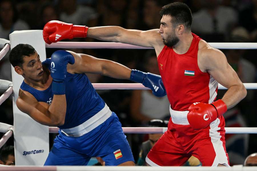 Ayoub Ghadfa esquiva un golpe de Jalolov