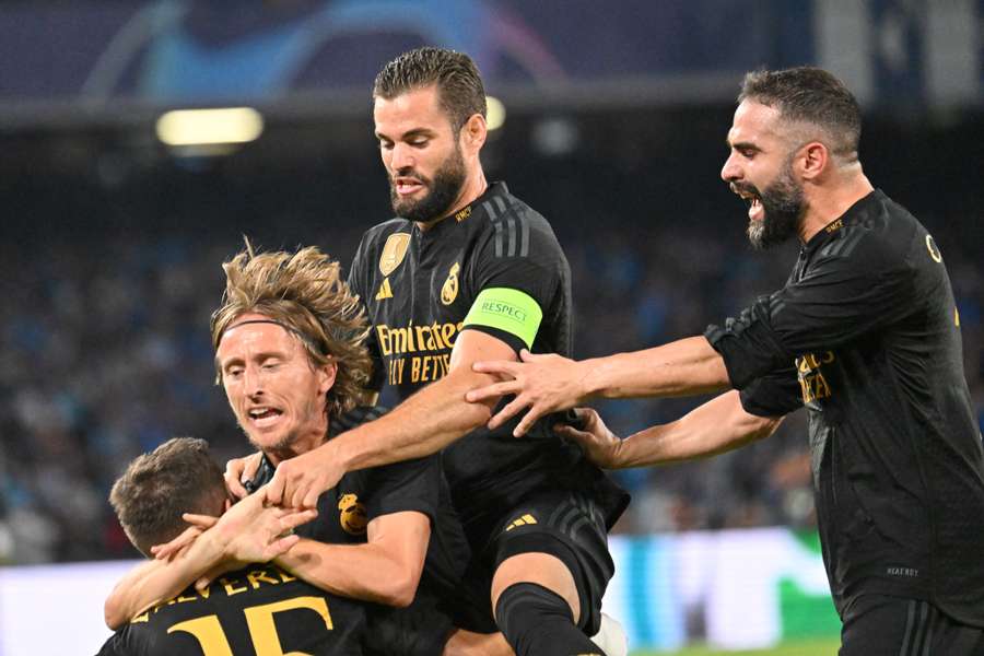 Nacho salta por encima de Modric para celebrar el gol del triunfo en Nápoles